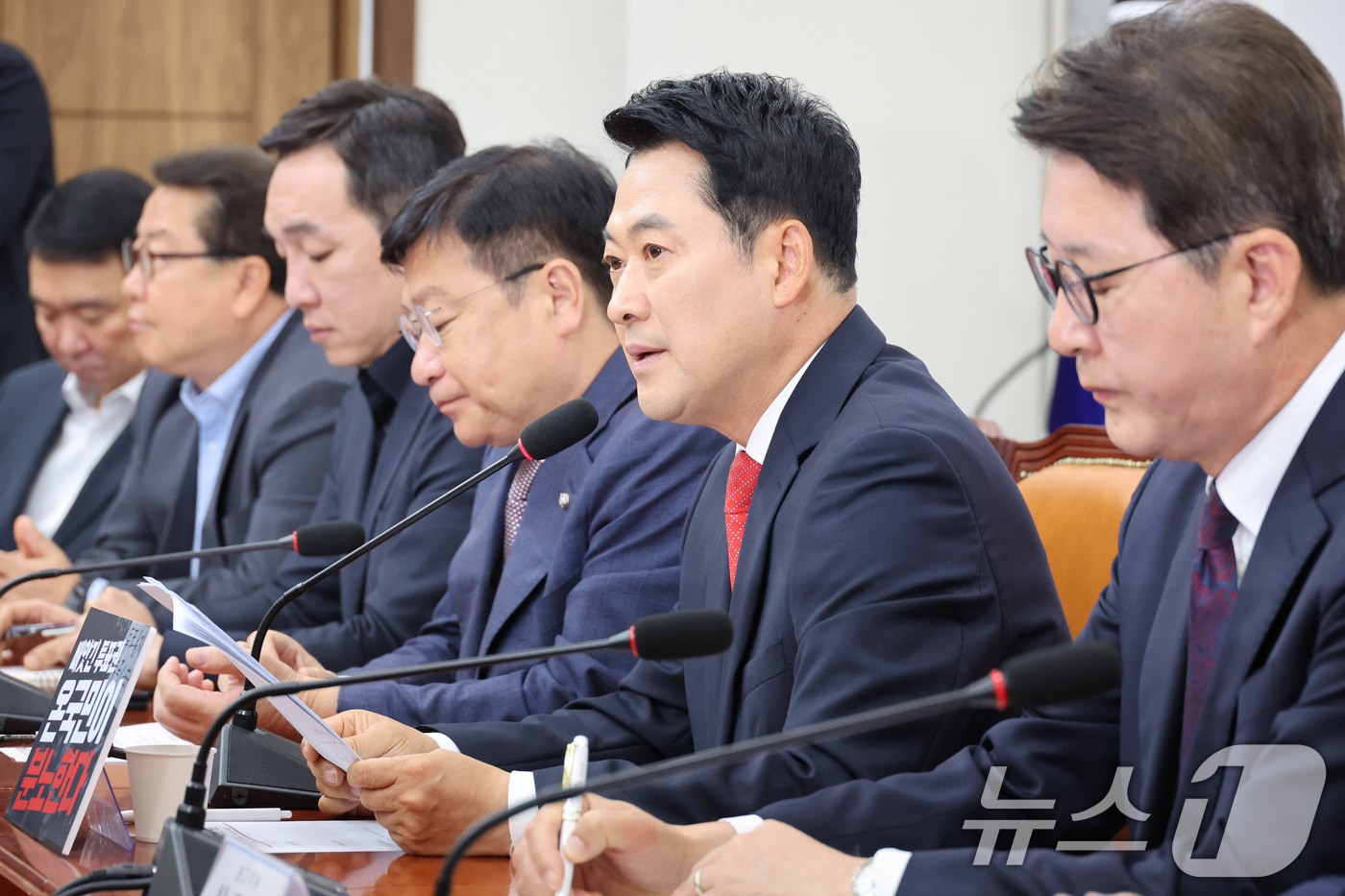 장동혁 국민의힘 대표가 11일 서울 여의도 국회에서 열린 최고위원회의에서 발언하고 있다. 오른쪽부터 신동욱 최고위원, 장 대표, 정점식 원내대표, 김민수· 조광한 최고위원. 2026.6.11 ⓒ 뉴스1 신웅수 기자