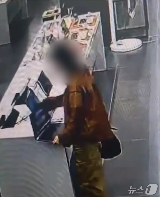 전자제품 판매점에 진열된 노트북을 챙기고 있는 절도 피의자(대전경찰청 제공) /뉴스1