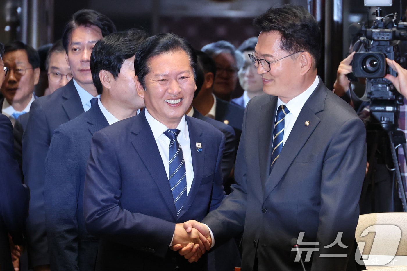 정청래 더불어민주당 대표와 송영길 의원이 11일 서울 여의도 국회에서 열린 의원총회에서 악수하고 있다. 2026.6.11 ⓒ 뉴스1 신웅수 기자