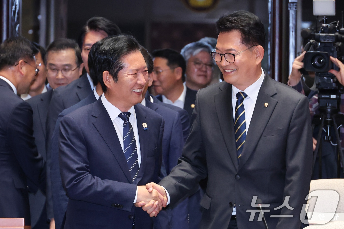 8·17 전당대회 출마 가능성이 있는 정청래 더불어민주당 대표와 송영길 의원이 11일 서울 여의도 국회에서 열린 의원총회에서 인사하고 있다. 2026.6.11 ⓒ 뉴스1 신웅수 기자