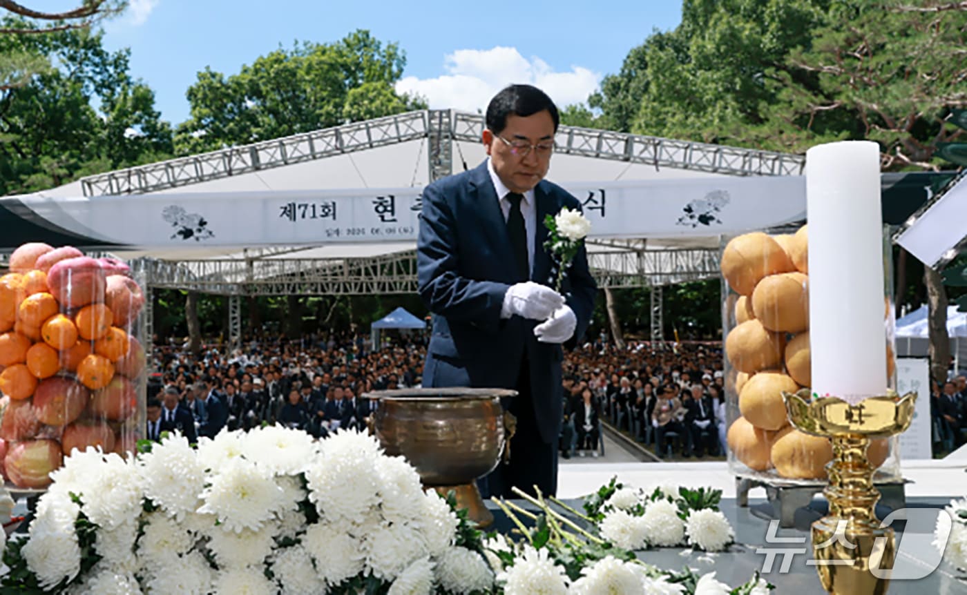 경북 경주시가 이달부터 참전유공자 배우자에게도 보훈명예수당을 지급한다. 사진은 주낙영 경주시장이 71회 현충일 추념식이 열린 황성공원 충혼탑에 헌화하고 있는 모습. (경주시 제공, 재판매 및 DB금지) 2026.6.11/뉴스1