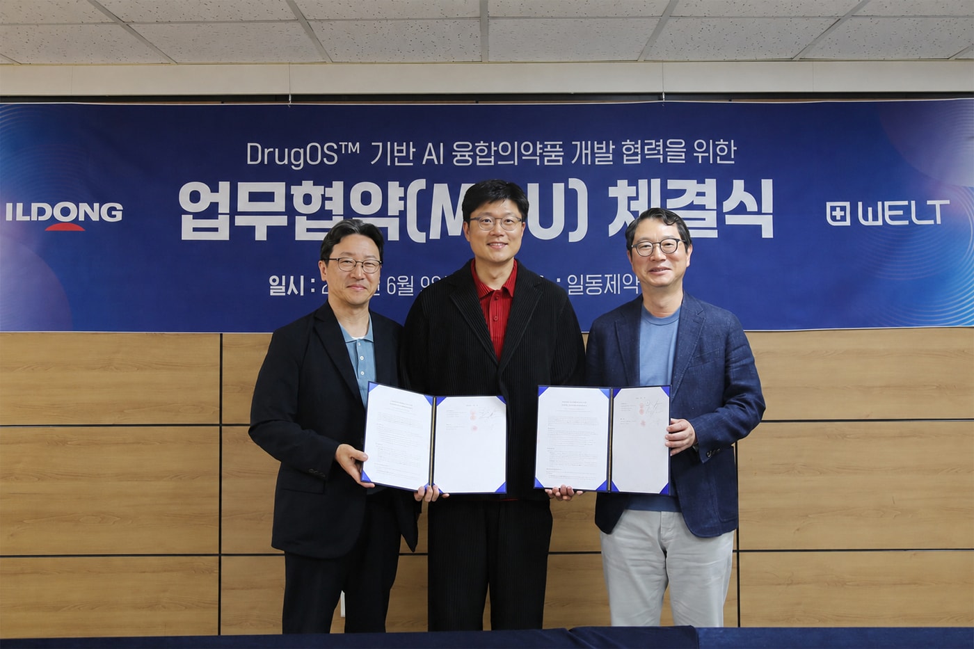 웰트 강성지 대표(가운데)와 일동제약 윤웅섭 대표(오른쪽), 이재준 대표(왼쪽)가 업무협약 체결 후 기념 촬영을 하고 있다. (일동제약 제공)