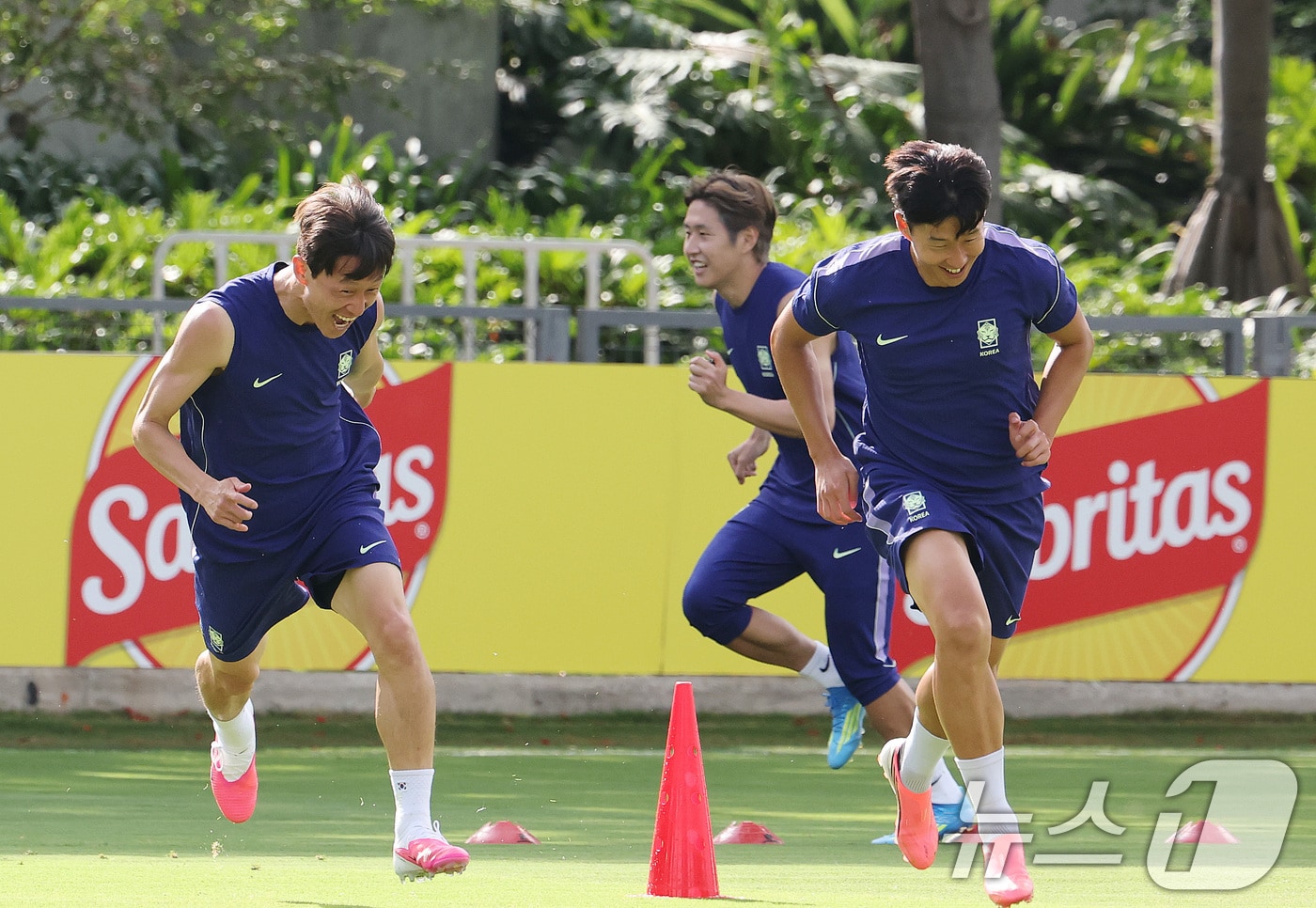 2026 북중미 월드컵에 출전하는 대한민국 축구 국가대표팀 이재성과 손흥민이 10일(현지시간) 멕시코 과달라하라 인근 사포판에 위치한 치바스 바예 베르데에서 훈련을 하고 있다. 2026.6.11 ⓒ 뉴스1 임세영 기자
