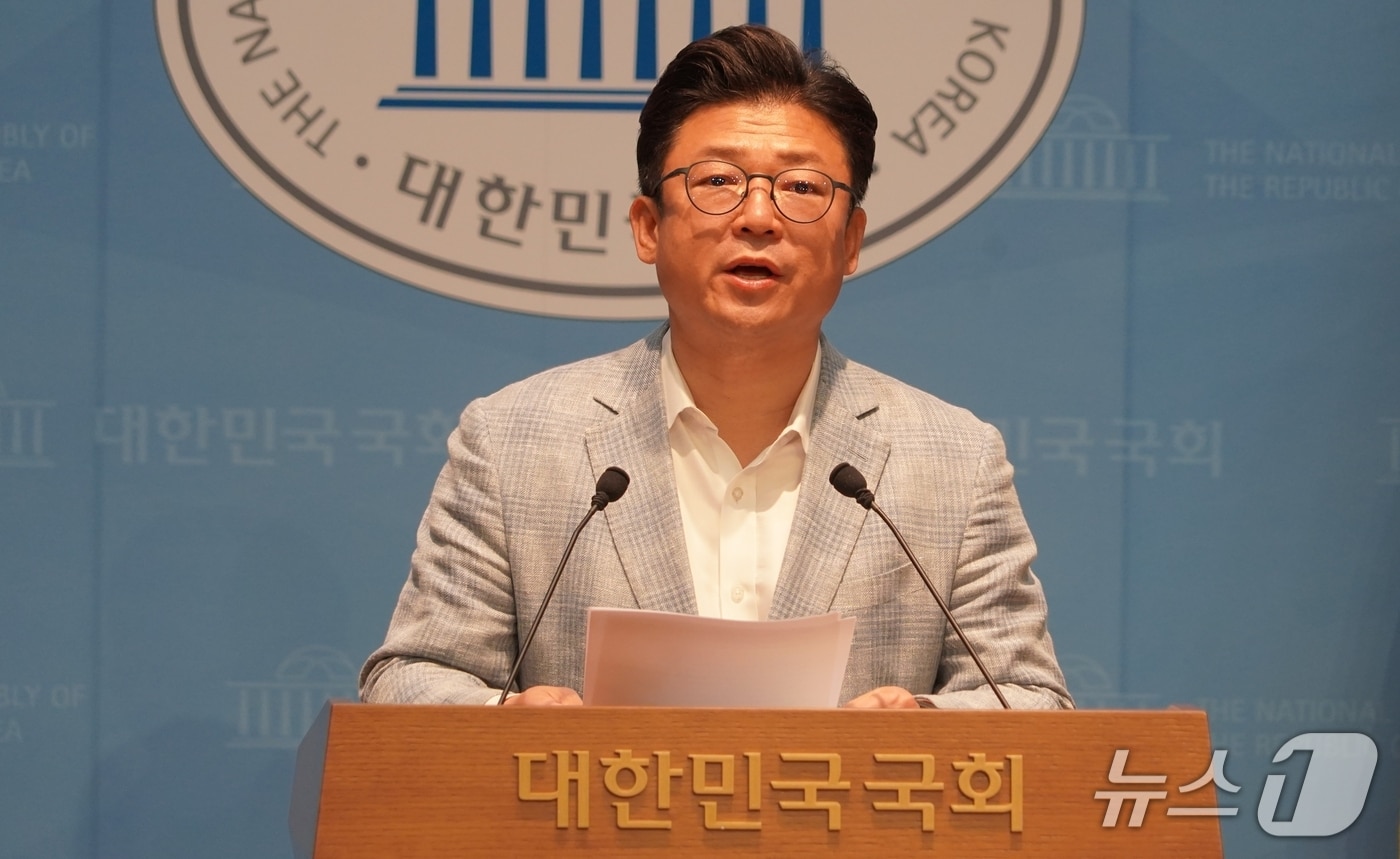 강명구 국민의힘 의원이 11일 국회에서 수소발전시장 물량 축소를 촉고하는 기자회견을 하고 있다. (강명구 의원실 제공) (제공. 재판매 및 DB금지)/뉴스1