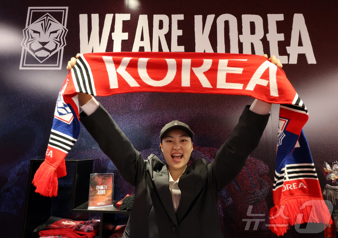 2026 북중미월드컵 체코와의 경기를 앞둔 11일 서울 영등포구 더현대 서울 팝업 공간에 마련된 대한축구협회(KFA)의 '대한민국 축구국가대표팀 : 팬들의 베이스캠프' 팝업스토어를 찾은 한 시민이 머플러를 들며 포즈를 취하고 있다. 2026.6.11 ⓒ 뉴스1 김진환 기자