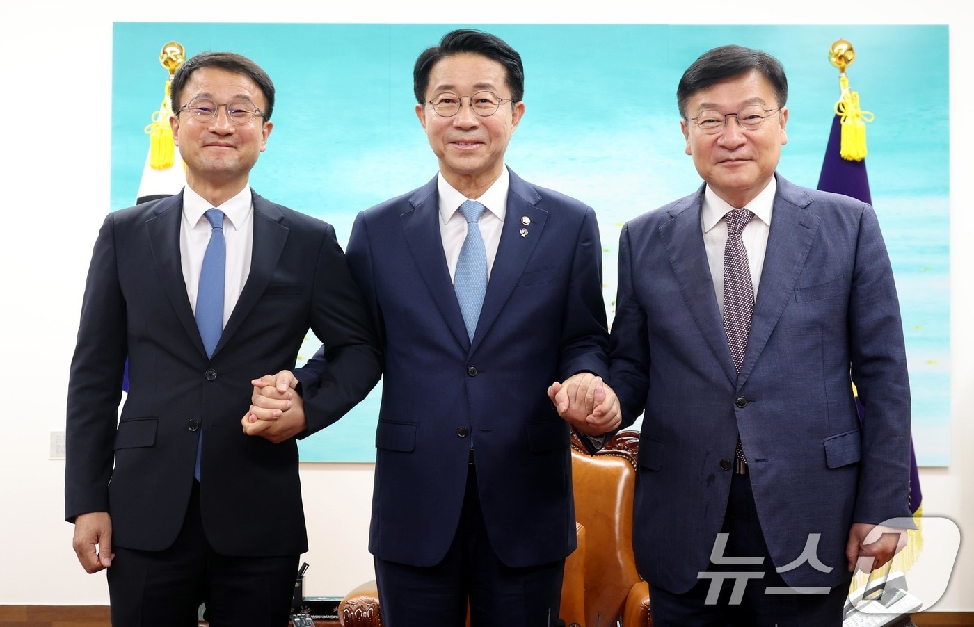 조정식 국회의장이 지난 11일 오후 서울 여의도 국회의장 집무실에서 여야 원내대표와 회동 전 기념 촬영을 하고 있다. 왼쪽부터 한병도 더불어민주당 원내대표, 조 의장, 정점식 국민의힘 원내대표. (공동취재) 2026.6.11 ⓒ 뉴스1 안은나 기자