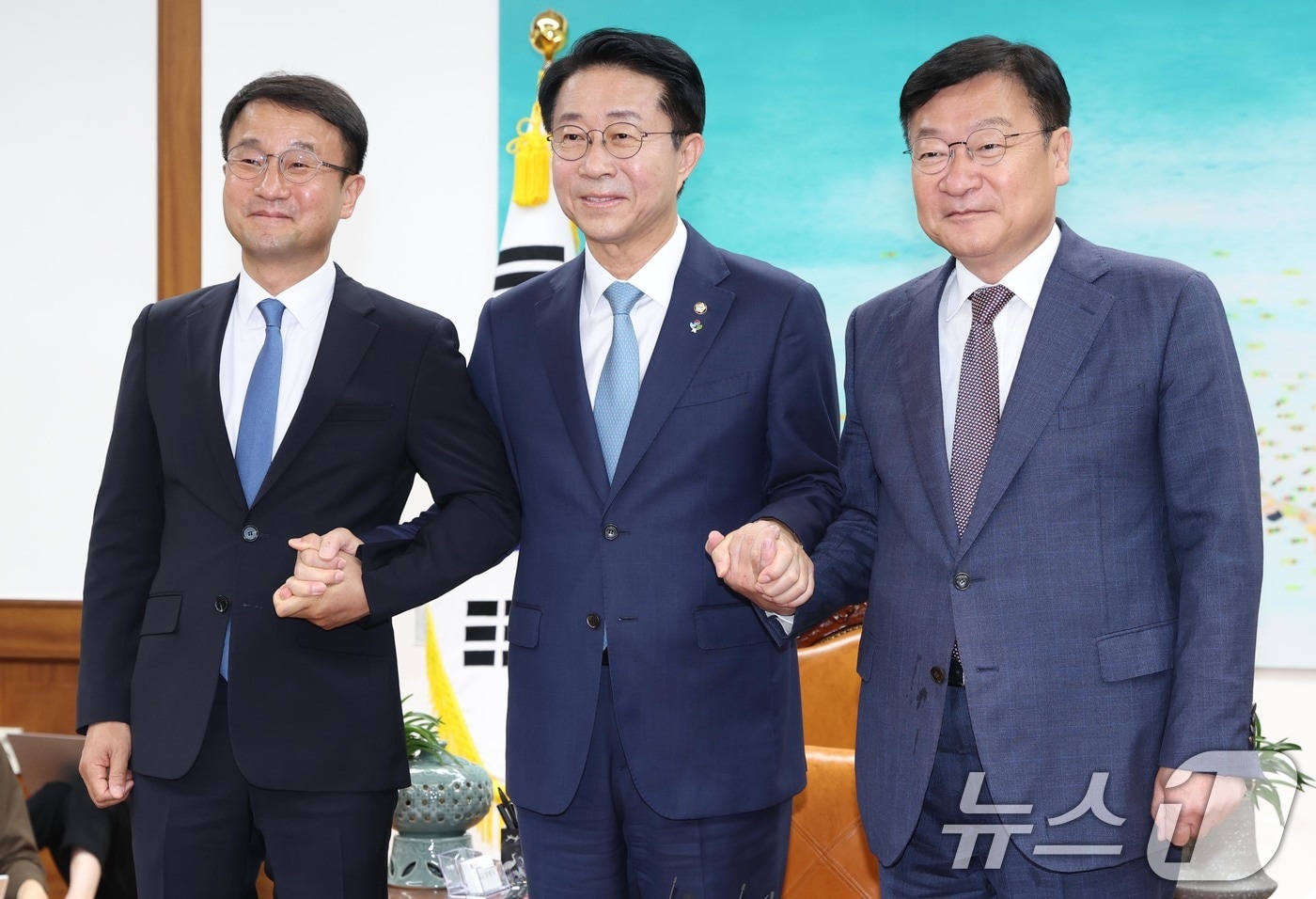 조정식 국회의장이 11일 오후 서울 여의도 국회의장 집무실에서 여야 원내대표와 회동 전 기념 촬영을 하고 있다. 왼쪽부터 한병도 더불어민주당 원내대표, 조 의장, 정점식 국민의힘 원내대표. (공동취재) 2026.6.11 ⓒ 뉴스1 안은나 기자