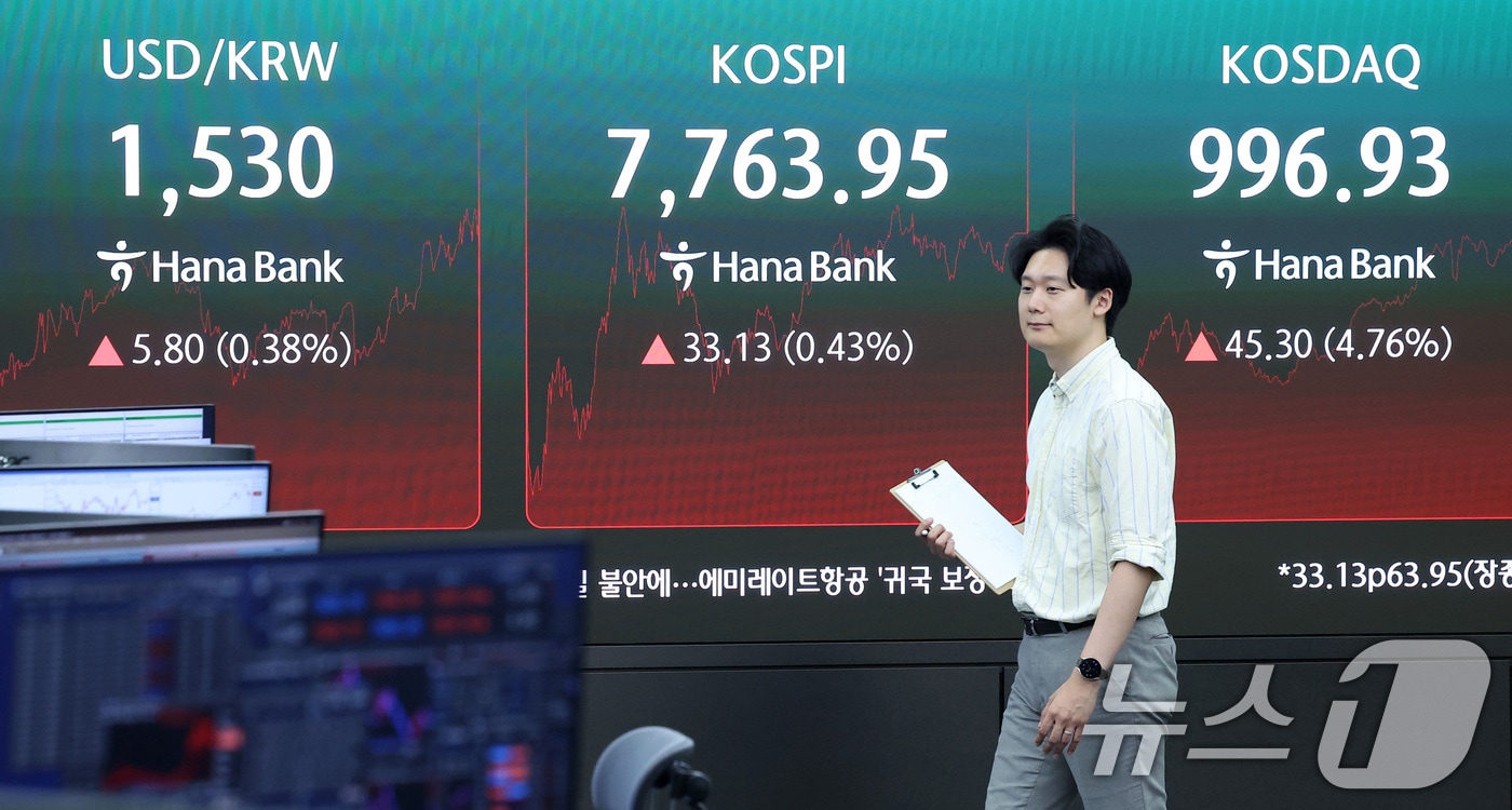 11일 서울 중구 하나은행 본점 딜링룸 전광판에 종가가 나오고 있다. 2026.6.11 ⓒ 뉴스1 김성진 기자