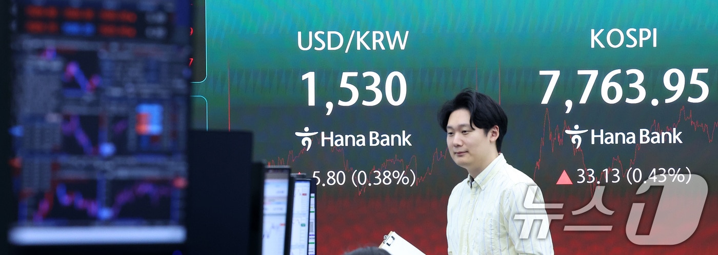 11일 서울 중구 하나은행 본점 딜링룸 전광판에 종가가 나오고 있다.2026.6.11 ⓒ 뉴스1 김성진 기자