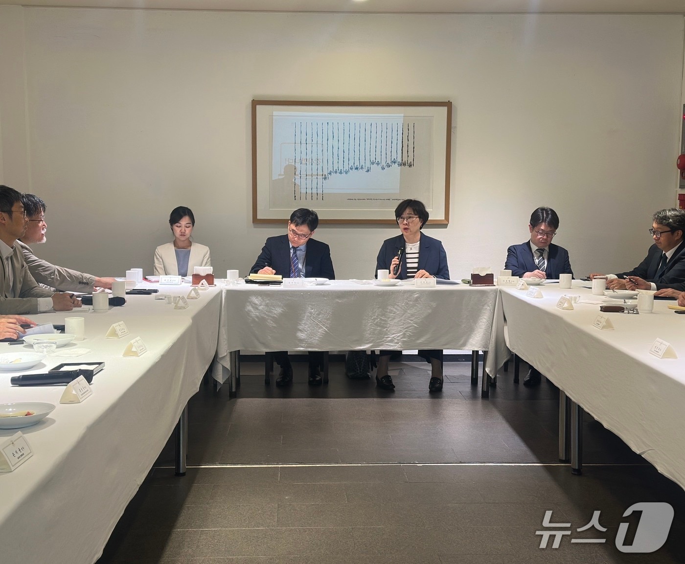 이민경 외교부 아시아태평양국장이 11일 인도 진출 기업 및 관련 전문가와 함께 우리 기업들의 인도 진출 현황, 향후 계획 및 애로 해소 방안 등을 주제로 오찬 간담회를 진행하고 있다.(외교부 제공)