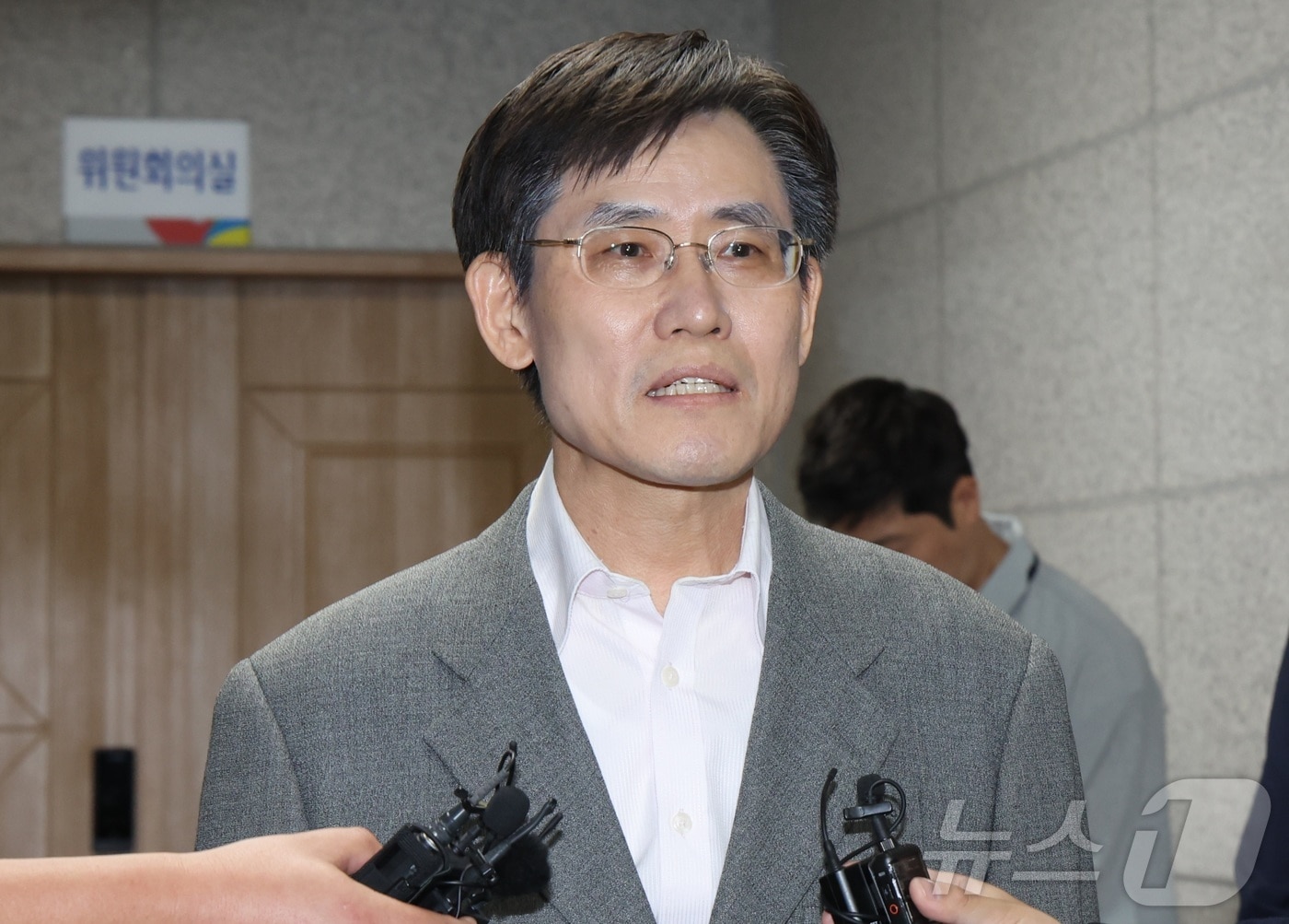김상곤 전북선관위원장이 11일 전북 전주시 전북특별자치도선거관리위원회에서 전북교육감 선거 개표값 등록 오류 관련 긴급회의를 마치고 취재진의 질의에 답변을 하고 있다. 2026.6.11 ⓒ 뉴스1 유경석 기자