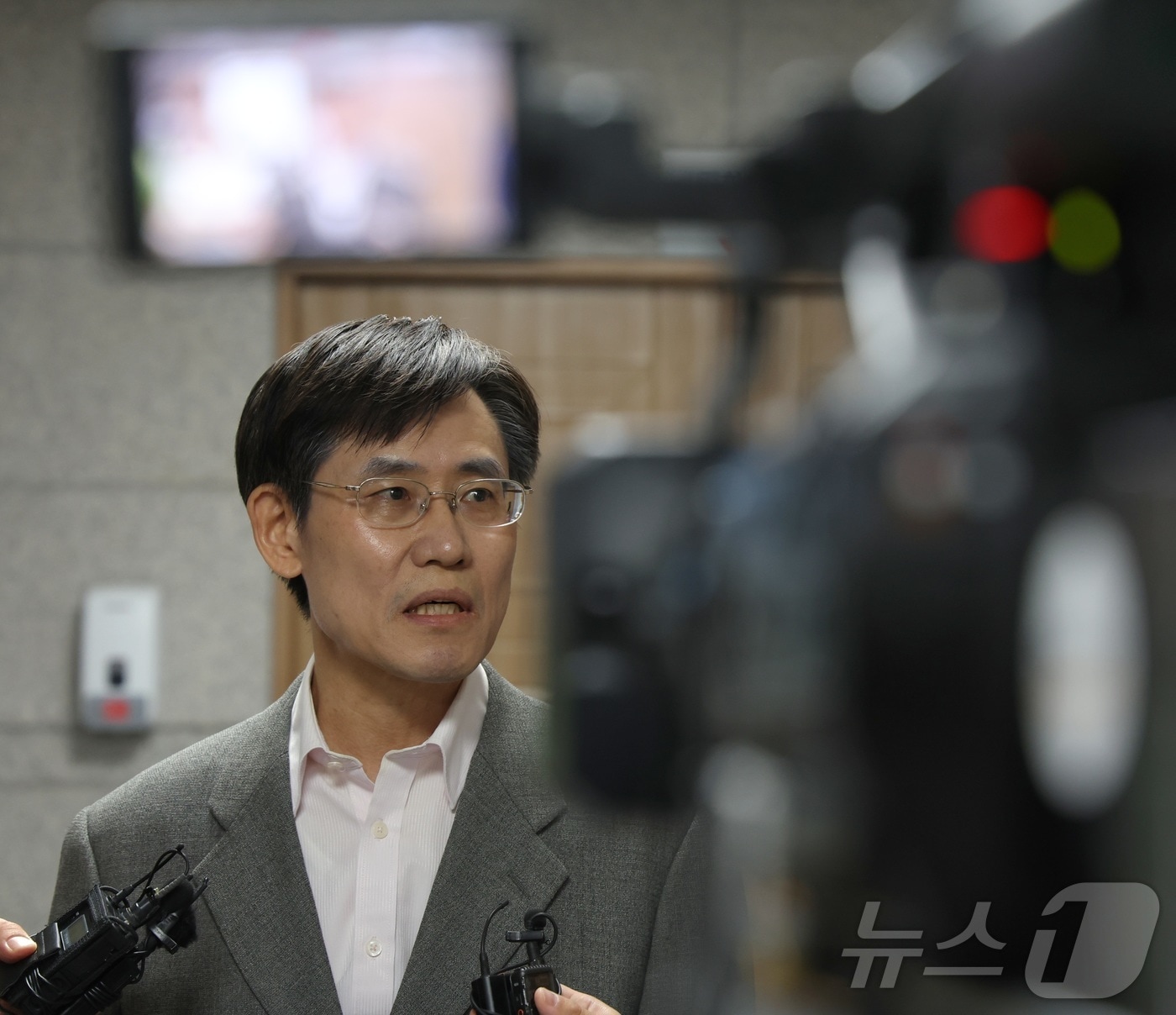 김상곤 전북선관위원장이 11일 전북 전주시 전북특별자치도선거관리위원회에서 전북교육감 선거 개표값 등록 오류 관련 긴급회의를 마치고 취재진의 질의에 답변을 하고 있다. 2026.6.11 ⓒ 뉴스1 유경석 기자