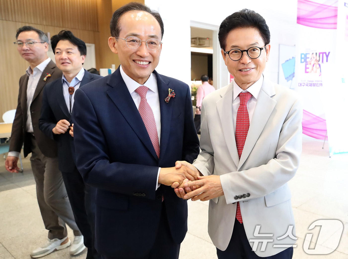지난 6월 당시 이철우 경북도지사(오른쪽)와 추경호 대구시장 당선인이 대구 엑스코(EXCO)에서 열린 '2026 대한민국불교문화엑스포' 행사장에서 만나 손을 잡으며 인사 나누고 있다. 2026.6.11 ⓒ 뉴스1 공정식 기자