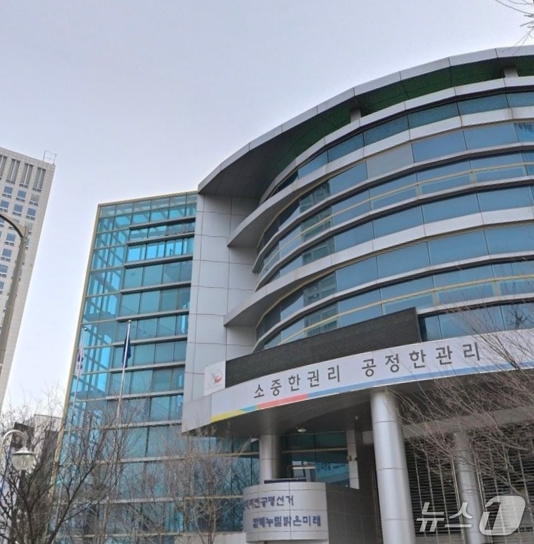 지난 10일 오후 SNS를 통해 대구 중구 선거관리위원회 건물 내부에서 골프스윙 연습을 하는 모습이 포착돼 해당 영상이 SNS 등에 급속도로 퍼지고 있다.( SNS 갈무리. 재판매 및 DB 금지)2026.6.12/뉴스1