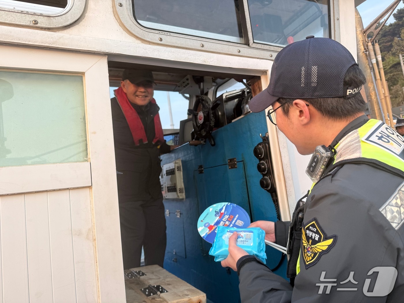 구명조끼 착용 의무화 계도활동(중부지방해양경찰청 제공/뉴스1)