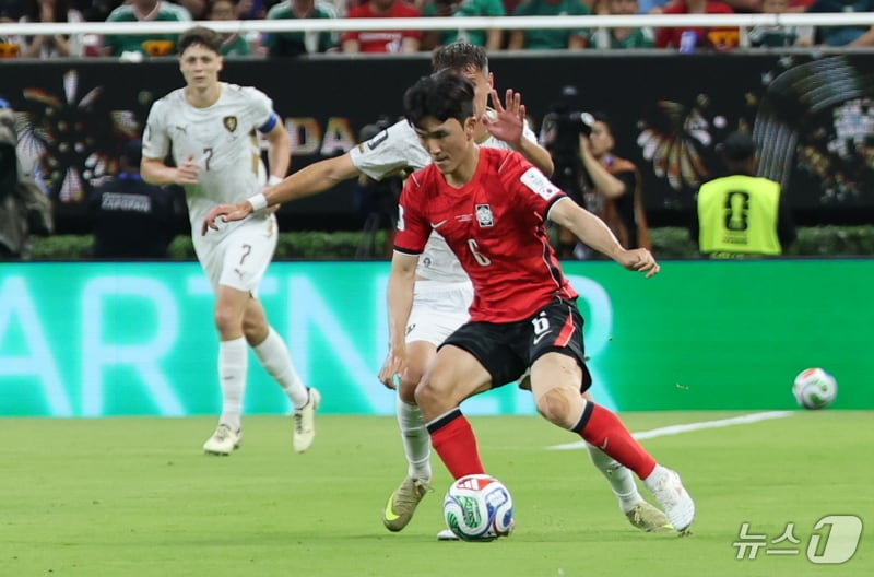 대한민국 축구국가대표팀 황인범이 11일(현지시간) 멕시코 할리스코주 사포판 과달라하라 스타디움에서 열린 2026 북중미 월드컵 A조 조별리그 1차전 대한민국과 체코의 경기에서 상대 압박을 피해 패스할 곳을 찾고 있다. 2026.6.12 ⓒ 뉴스1 박지혜 기자