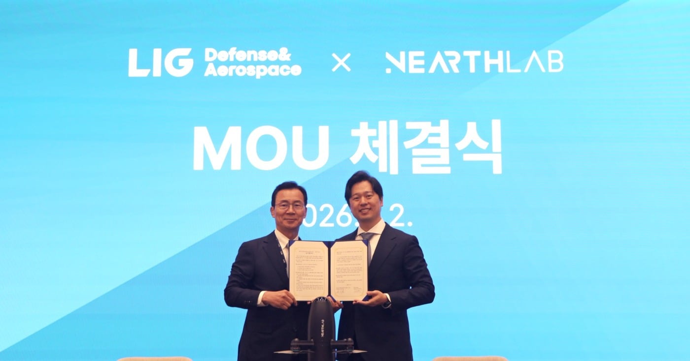 신익현 LIG 디펜스&에어로스페이스 대표(왼쪽)와 최재혁 니어스랩 대표가 요격드론 분야 사업협업체계 구축을 위한 업무협약(MOU)을 체결 후 기념사진을 찍고 있다.(LIG D&A 제공)