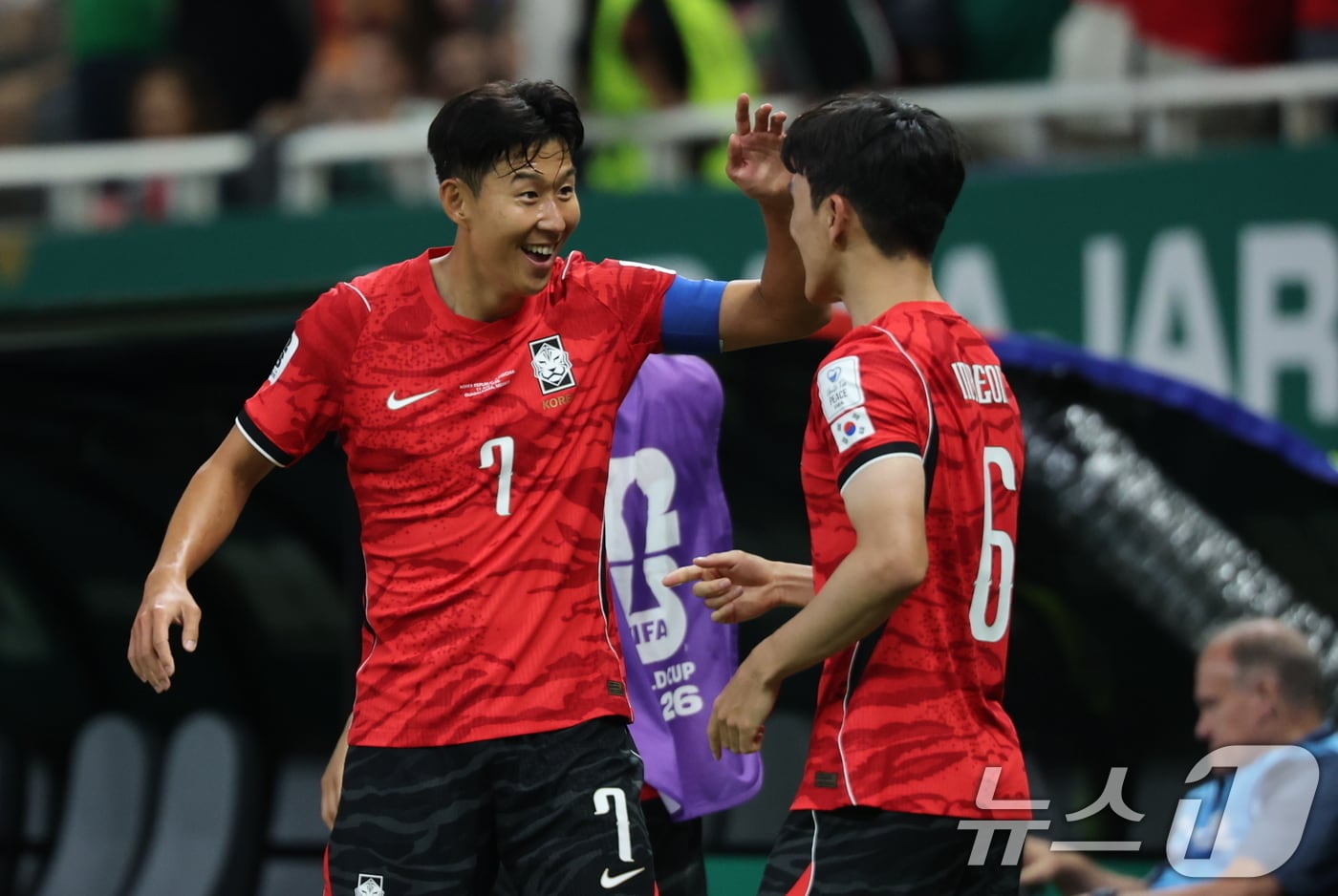 2026 북중미 월드컵 한국 체코전 하이드레이션 브레이크 — 선수들이 물을 마시며 대화를 나누고 있다