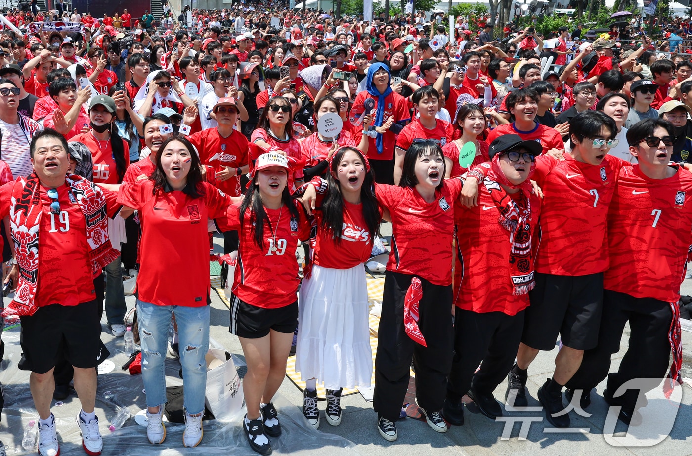 축구국가대표팀 공식 서포터즈 붉은악마를 비롯한 시민들이 12일 서울 종로구 광화문광장에서 2026 북중미월드컵 A조 조별리그 1차전 대한민국과 체코의 경기를 화면으로 지켜보며 거리응원을 펼치고 있다. 2026.6.12 ⓒ 뉴스1 안은나 기자