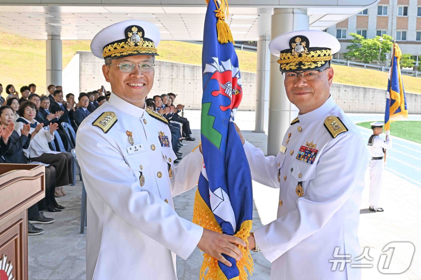 이남규 제33대 1함대사령관(오른쪽)이 곽광섭 해군작전사령관으로부터 1함대 부대기를 이양받고 있다. (해군 1함대 사령부 제공, 재판매 및 DB 금지) 2026.6.12/뉴스1