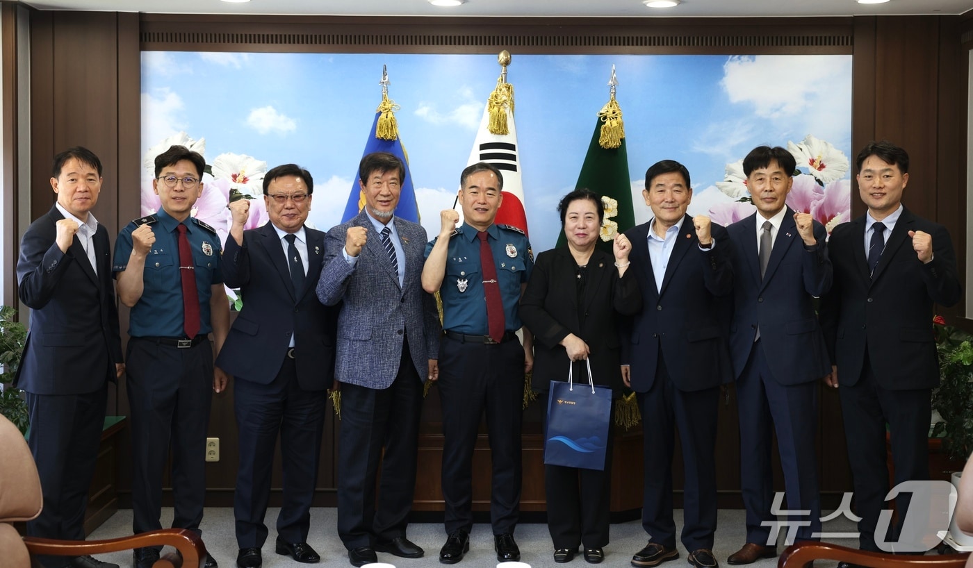 김종철 경남경찰청장(가운데)이 12일 경남경찰청에서 경남보훈단체협의회 회장단과 간담회를 가진 뒤 기념촬영을 하고 있다.(경남경찰청 제공. 재판매 및 DB금지)