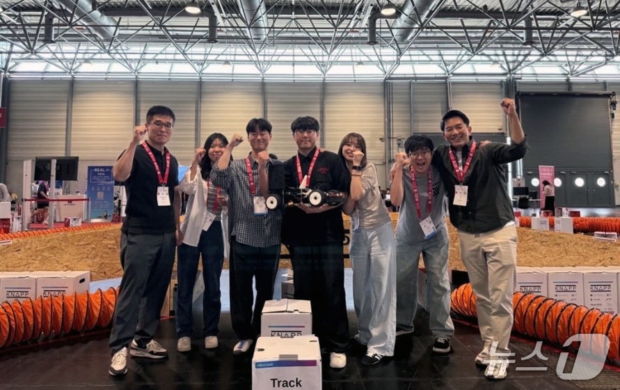 UNIST 권철현 교수(사진 왼쪽) 유니콘 레이싱팀이 로보레이서 자율주행 경진대회에서 1위에 올랐다.(UNIST 제공. 재판매 및 DB금지)/뉴스1