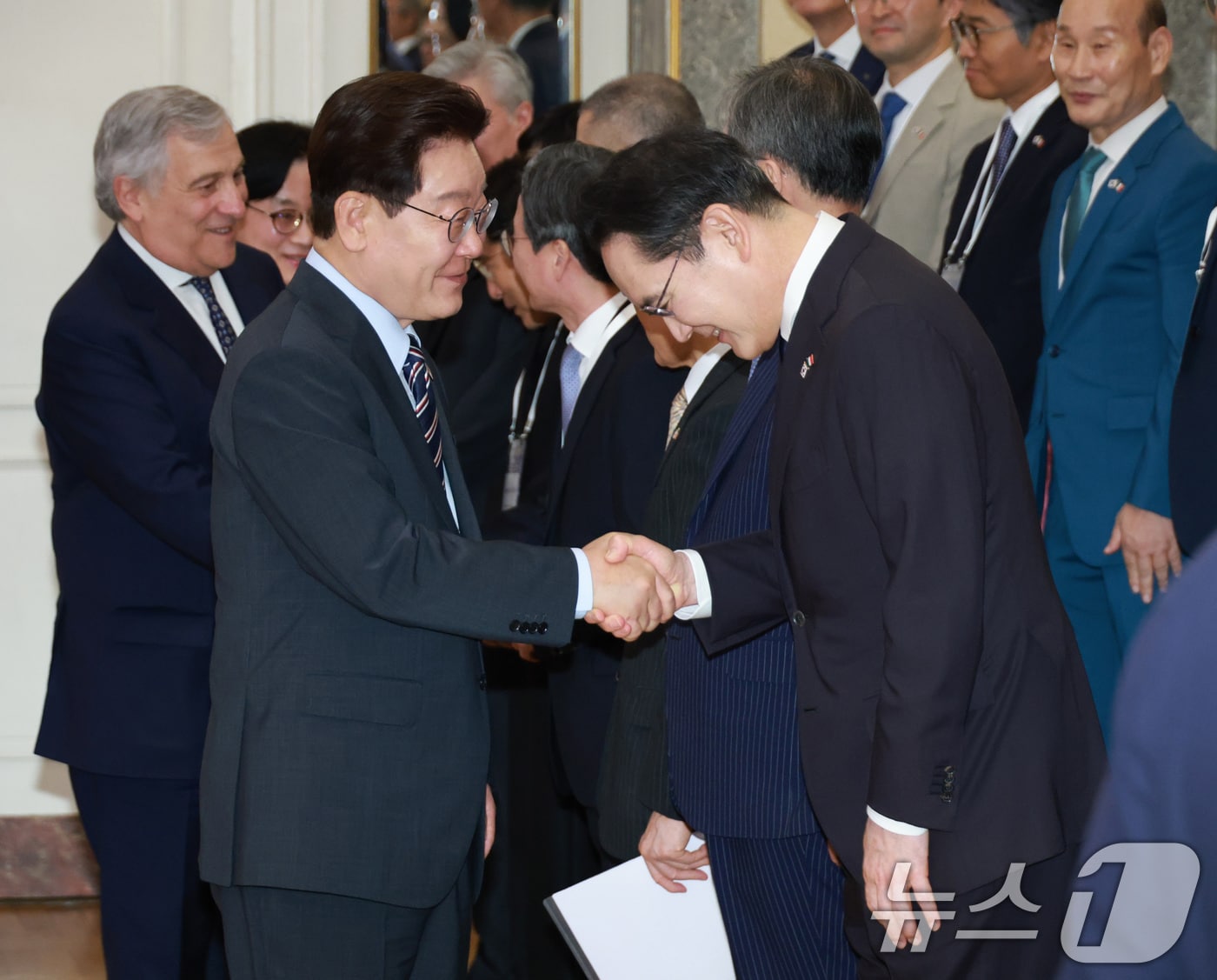 이재명 대통령과 이재용 삼성전자 회장이 12일(현지시간) 이탈리아 로마 한 호텔에서 열린 비즈니스 라운드테이블에서 인사를 나누고 있다. 2026.6.13 ⓒ 뉴스1 허경 기자
