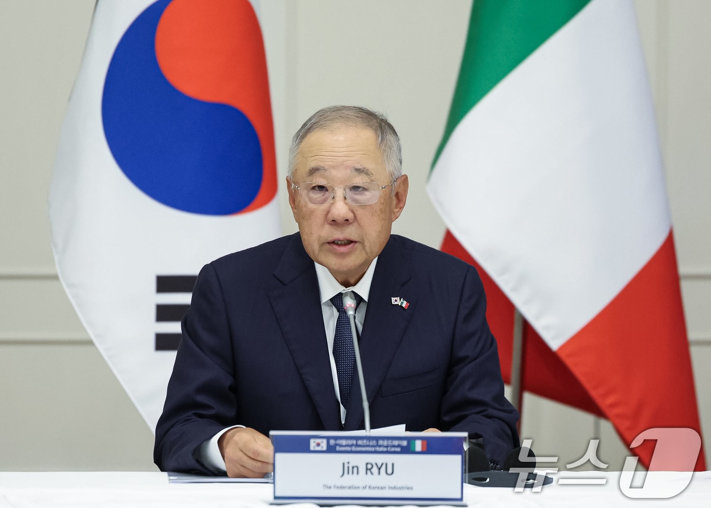 류진 한국경제인협회 회장이 12일(현지시간) 이탈리아 로마 한 호텔에서 열린 비즈니스 라운드테이블에서 발언을 하고 있다. 2026.6.13 ⓒ 뉴스1 허경 기자