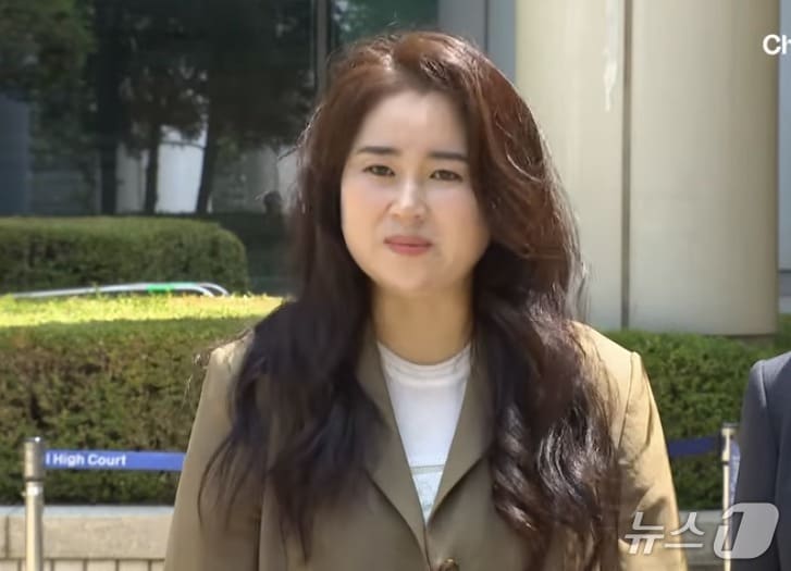 윤석열 전 대통령 측 변호인인 김계리 변호사는 12일 북한무인기 침투 사건 에 대해 1심 재판부가 윤 전 대통령에게 징역 30년형을 선고하자 법원을 나오면서 "유죄가 선고될 것으로 한차례도 생각하지 않았다"며 울먹이는 모습. (채널 A 갈무리) ⓒ 뉴스1