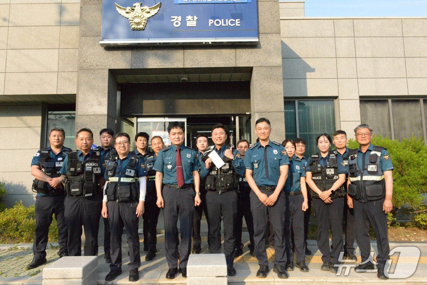 대구 군위경찰서 관계자들이 효령파출소에서 중심지역관서 운영 현황을 점검한 뒤 기념사진을 촬영하고 있다.(대구 군위경찰서 제공. 재판매 및 DB금지)