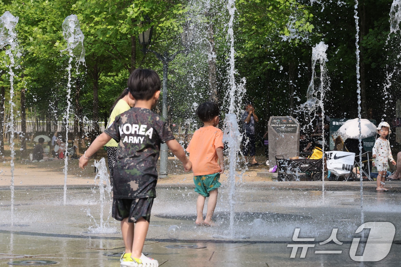 전남 담양군 죽녹원 인근의 바닥분수에서 더위를 식히기 위한 나들이 온 아이들이 신나게 물놀이 하고 있다. ⓒ 뉴스1 박지현 기자