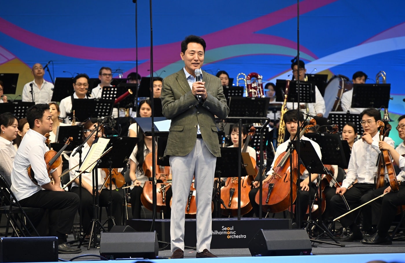 오세훈 서울시장이 13일 여의도 한강공원에서 열린 '서울시향 강변음악회'에서 시민들에게 인사하고 있다.