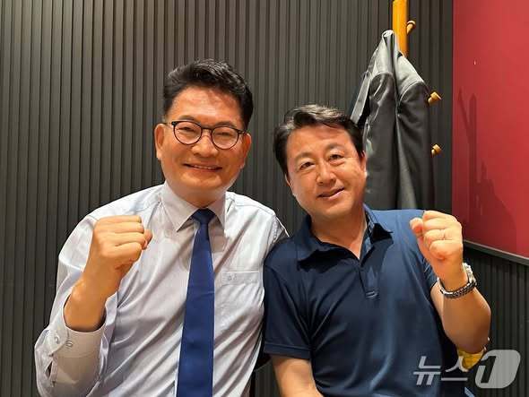 송영길 더불어민주당 의원은 지난 13일 자신의 SNS에 용남 전 경기평택을 재선거 후보를 찾아 '다시 일어서자'고 격려한 사실을 공개했다. (SNS 갈무리) ⓒ 뉴스1