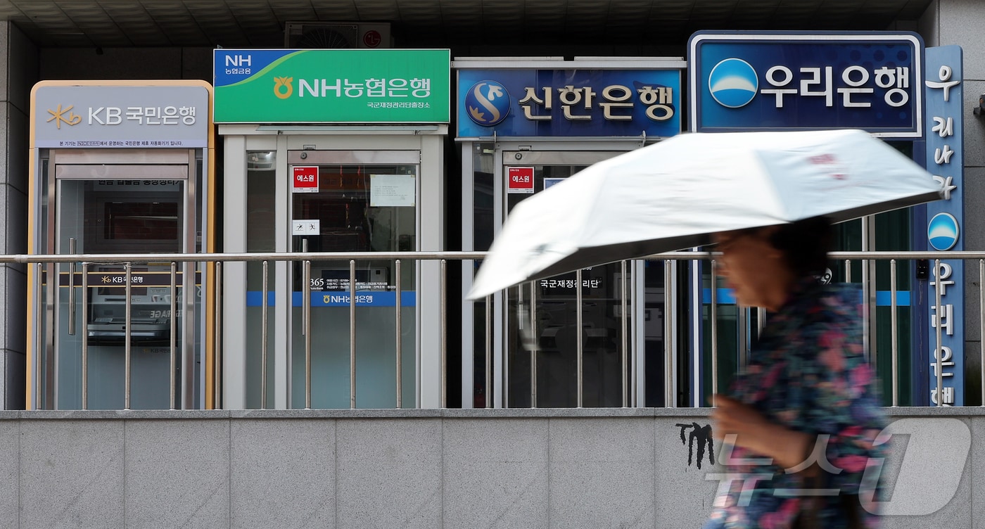 9% 떨군 은행주, 오늘은 반도체보다 더 오른다...증권가 "매수 기회" - 뉴스 썸네일 이미지