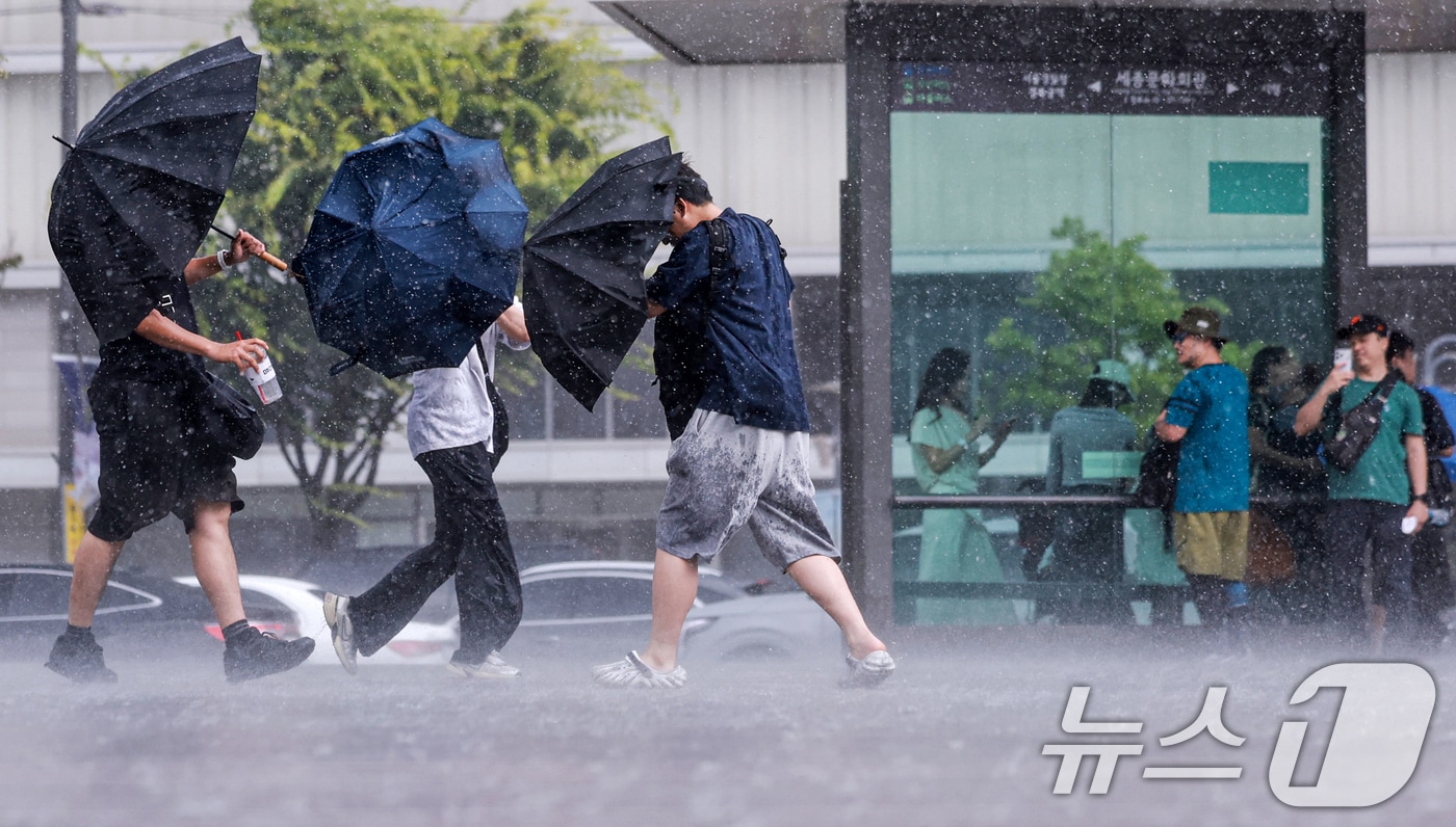 돌풍과 벼락을 동반한 소나기가 내린 날 시민들이 우산을 쓰고 발걸음을 옮기고 있다. 2026.6.14 ⓒ 뉴스1 이호윤 기자