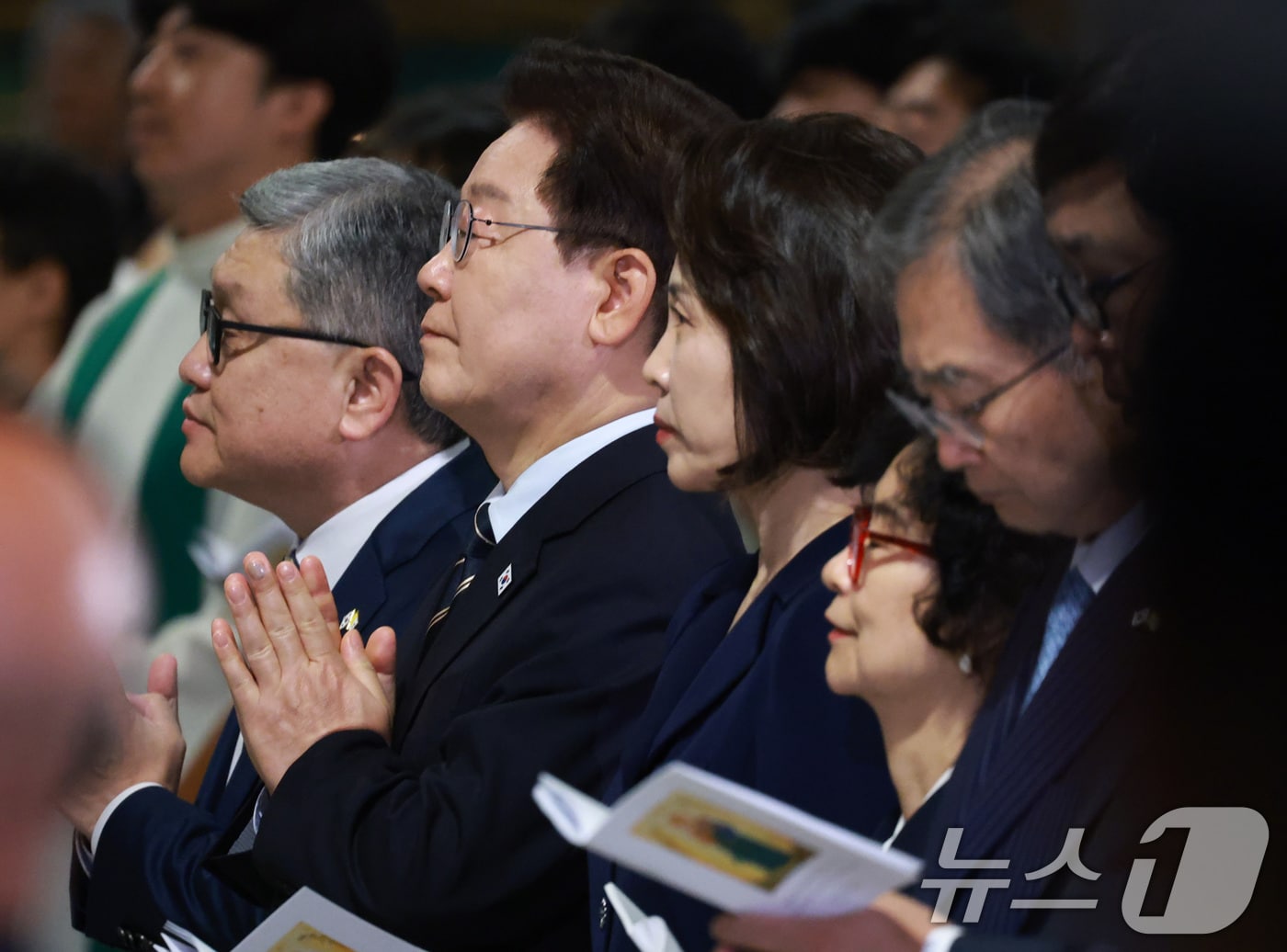 이재명 대통령과 김혜경 여사가 14일 이탈리아 로마 성 바오로 대성당에서 열린 평화와 연대를 위한 특별미사에 참석해 기도를 하고 있다. 2026.6.14 ⓒ 뉴스1 허경 기자