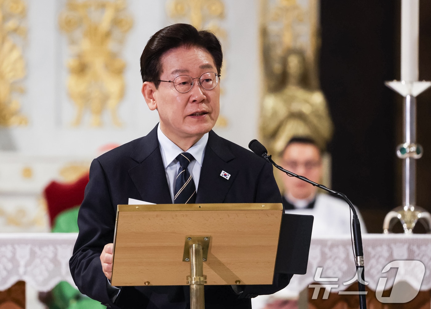 이재명 대통령이 14일(현지시간) 이탈리아 로마 성 바오로 대성당에서 열린 평화와 연대를 위한 특별미사에서 연설을 하고 있다. 2026.6.14 ⓒ 뉴스1 허경 기자