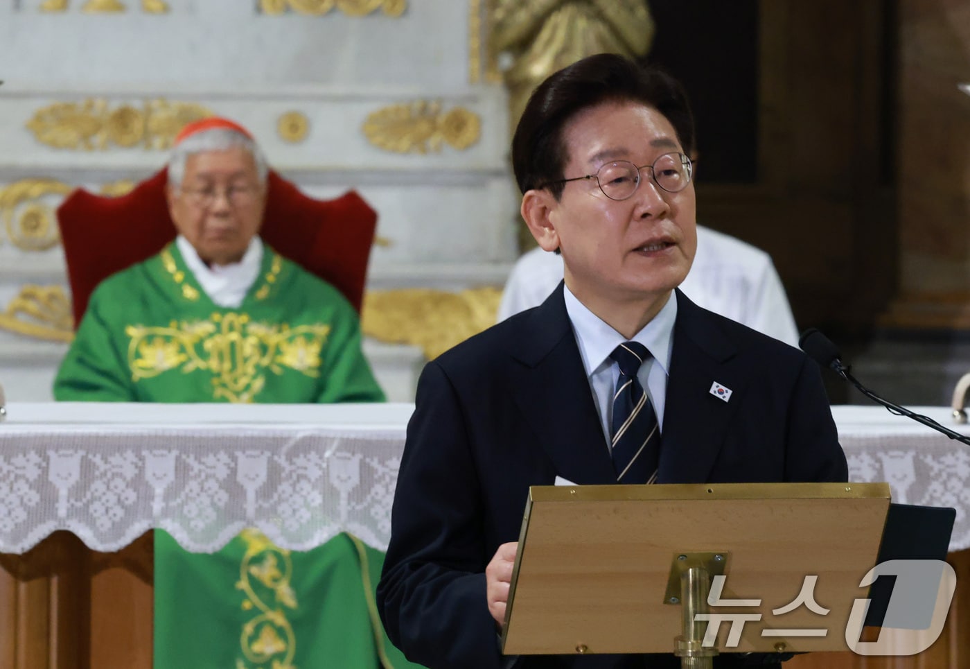 이재명 대통령이 14일(현지시간) 이탈리아 로마 성 바오로 대성당에서 열린 평화와 연대를 위한 특별미사에서 연설을 하고 있다. 2026.6.14 ⓒ 뉴스1 허경 기자