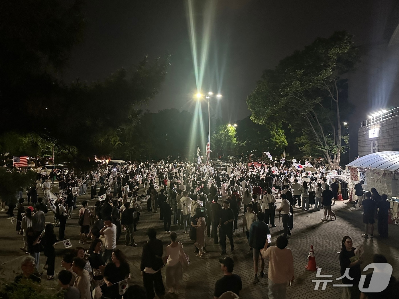 Thousands Protest Election Ballot Shortage at Seoul’s Jamsil Counting Center