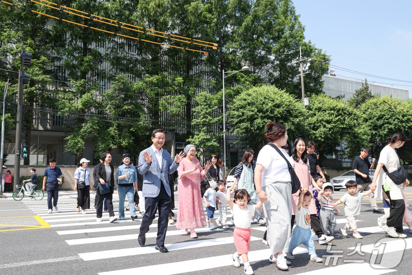 영등포구청 별관 인근에 설치된 횡단보도를 주민과 함께 건너고 있는 최호권 영등포구청장.(영등포구 제공)
