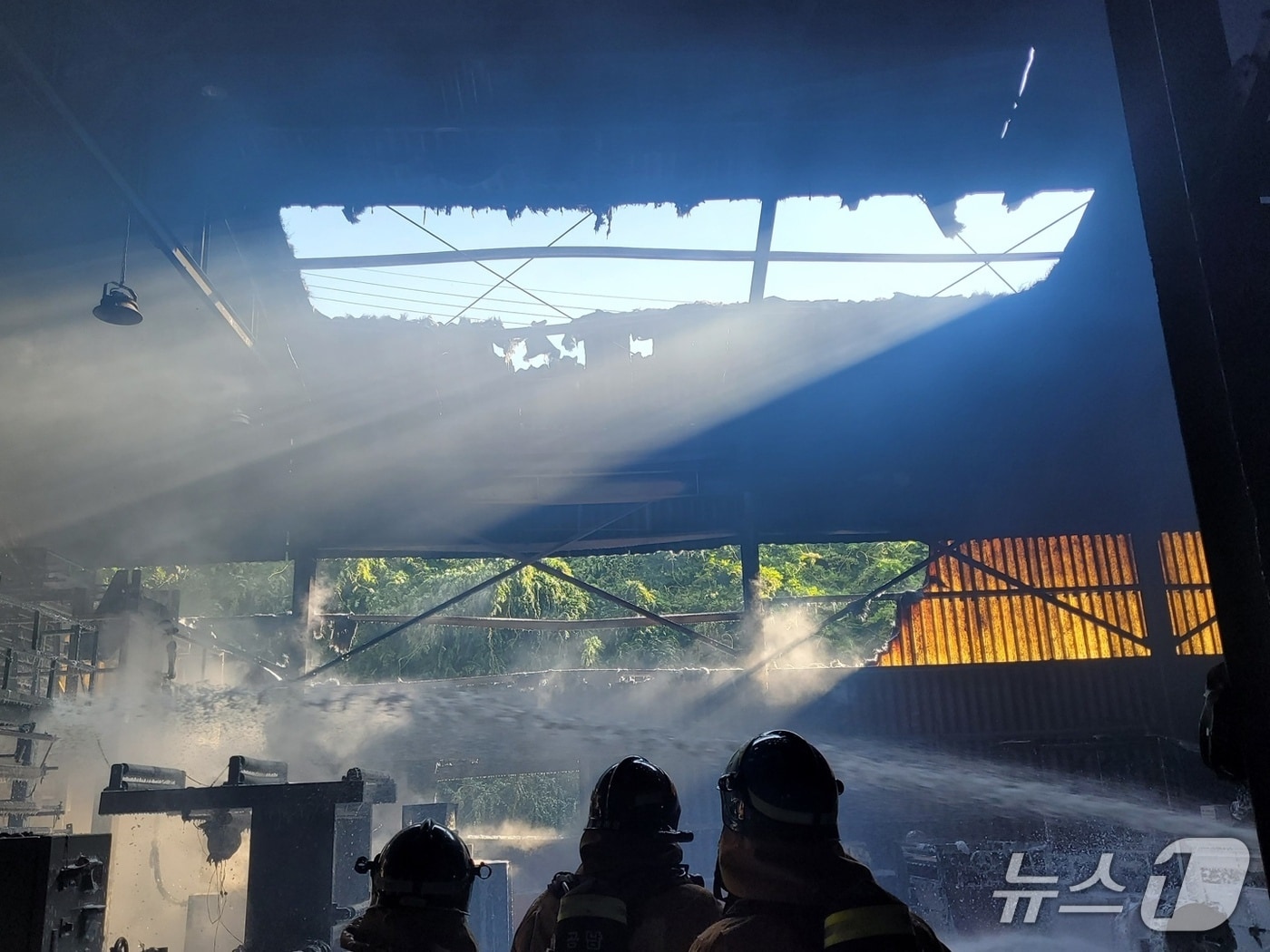 소방 당국이 울산 남구 장생포동의 한 섬유공장에서 난 불을 끄고 있다.(울산소방본부 제공. 재판매 및 DB금지)/뉴스1