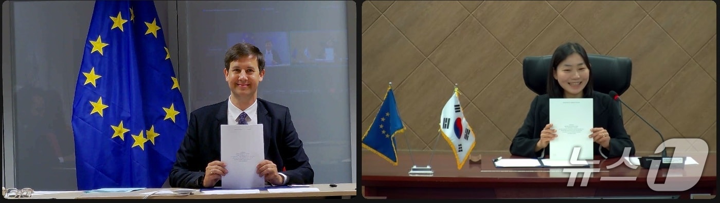 정지은 관세국경위험관리센터장(오른쪽)이 지난 4일 비대면으로 진행된 '한-EU PNR 입수 협정 가서명식'에서 가서명된 협정문을 들어 보이고 있다. (관세청 제공.재판매 및 DB 금지)/뉴스1