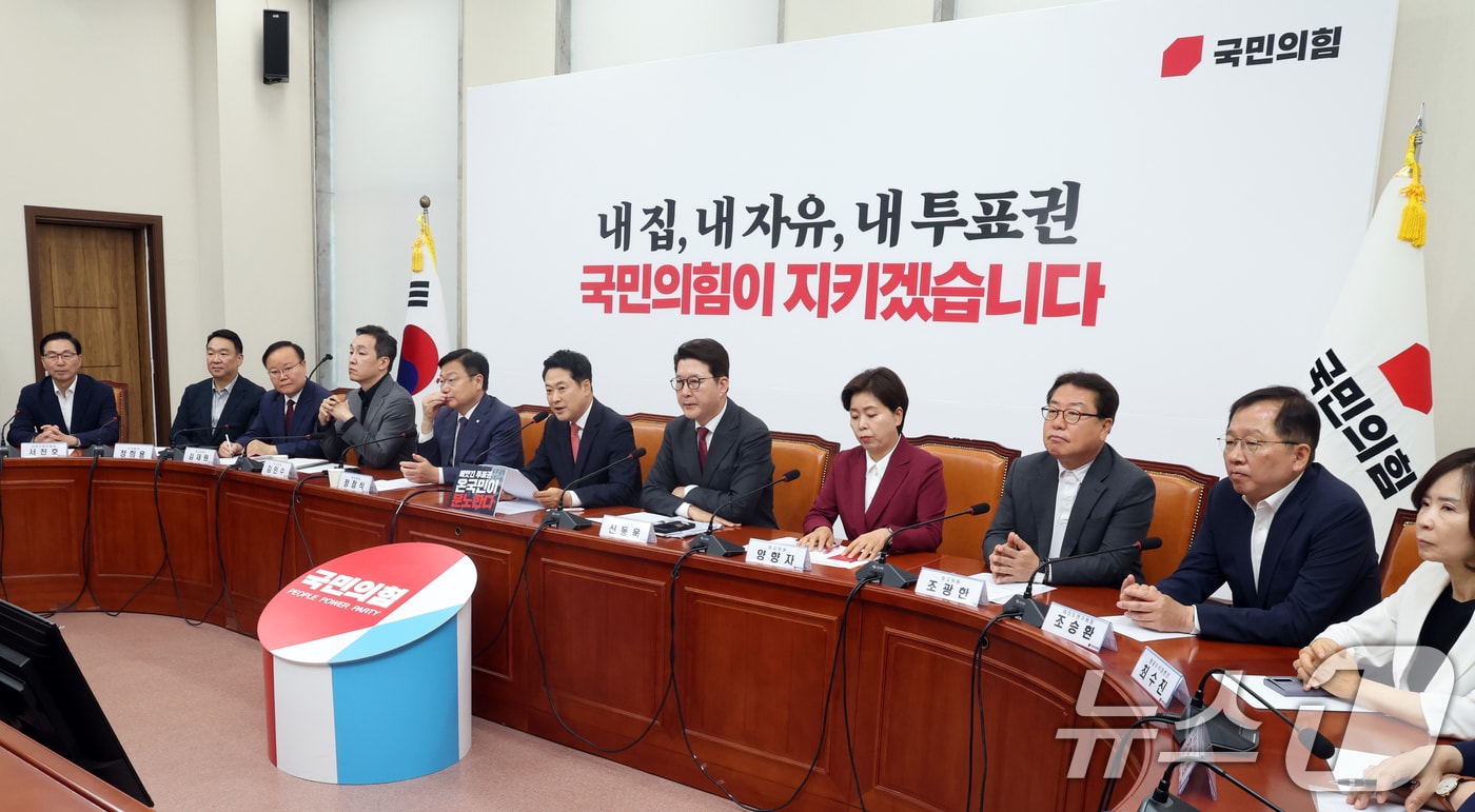 15일 오전 서울 여의도 국회에서 열린 국민의힘 최고위원회. 이날 회의에서 양향자 최고위원이 장동혁 대표에게 '동반 사퇴'를 주문, 충돌을 빚었다. 2026.6.15 ⓒ 뉴스1 황기선 기자