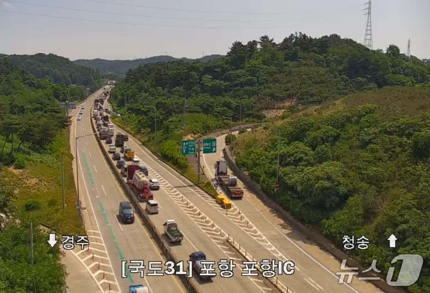 15일 오전 8시 14분쯤 경북 포항시 북구 흥해읍 이인리 영일만대로 신항만 방향으로 운행 중이던 SUV 2대와 승용차 2대 등 4대가 연쇄추돌하면서 사고 현장이 2시간 30분 이상 정체되고 있다.(한국도로공사 CCTV)2026.6.15/뉴스1