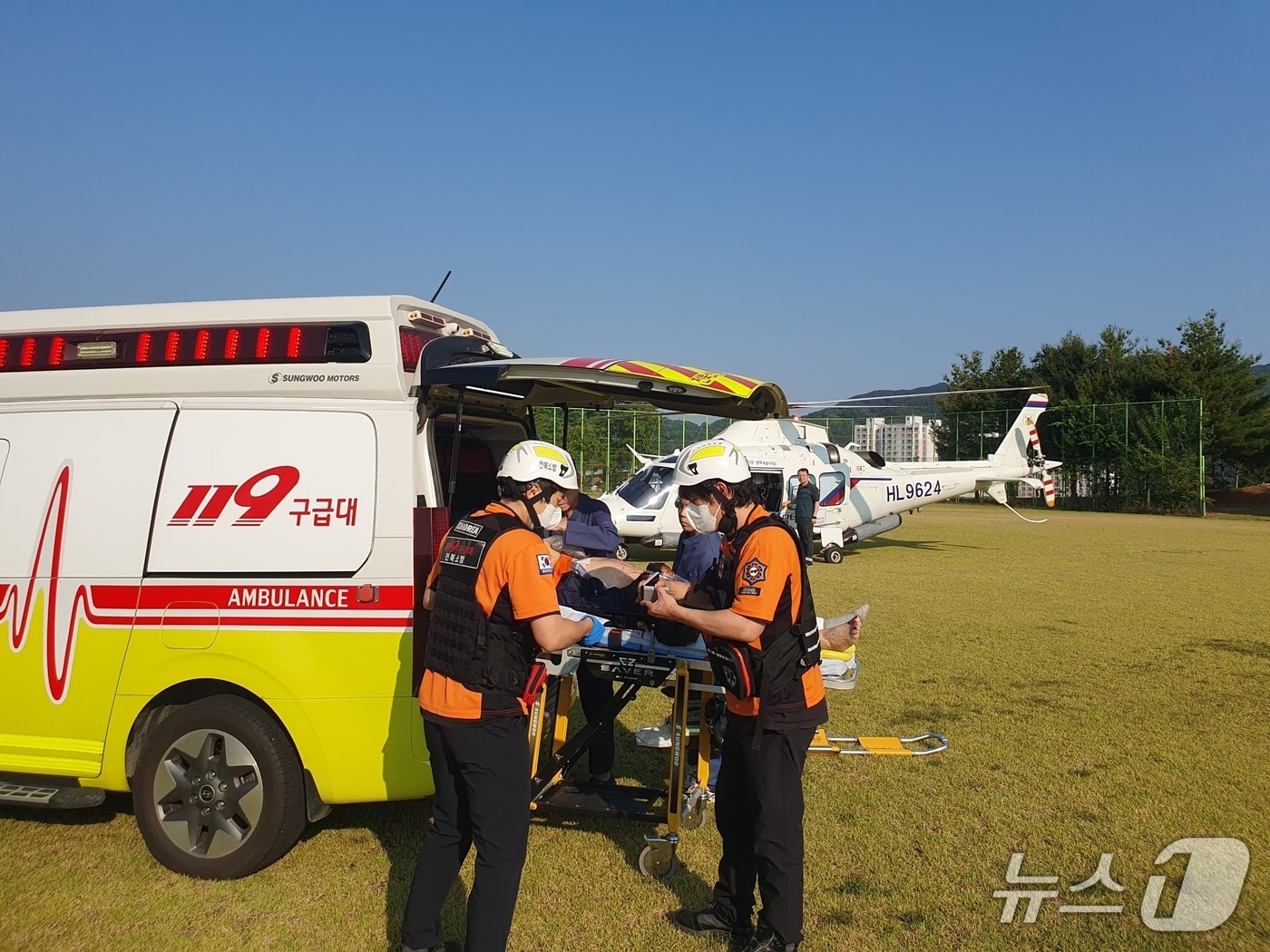 15일 오전 6시 46분께 전북 남원시 사매면의 한 도로에서 오토바이가 넘어지는 사고가 발생해 전북 소방이 운전자 A 씨(80대)를 닥터헬기로 이송하고 있다.(전북소방본부 제공. 재판매 및 DB금지)
