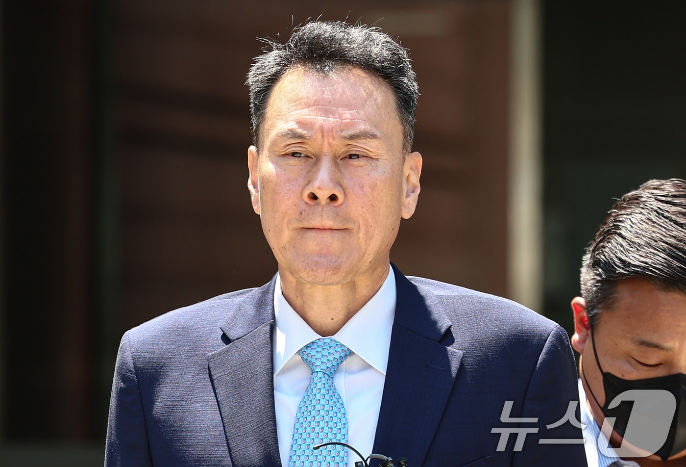 12·3 비상계엄에 가담한 의혹을 받는 김명수 전 합동참모본부 의장이 15일 서울중앙지방법원에서 열린 구속 전 피의자 심문(영장실질심사)을 마치고 법원을 나서고 있다. 2026.6.15 ⓒ 뉴스1 김도우 기자