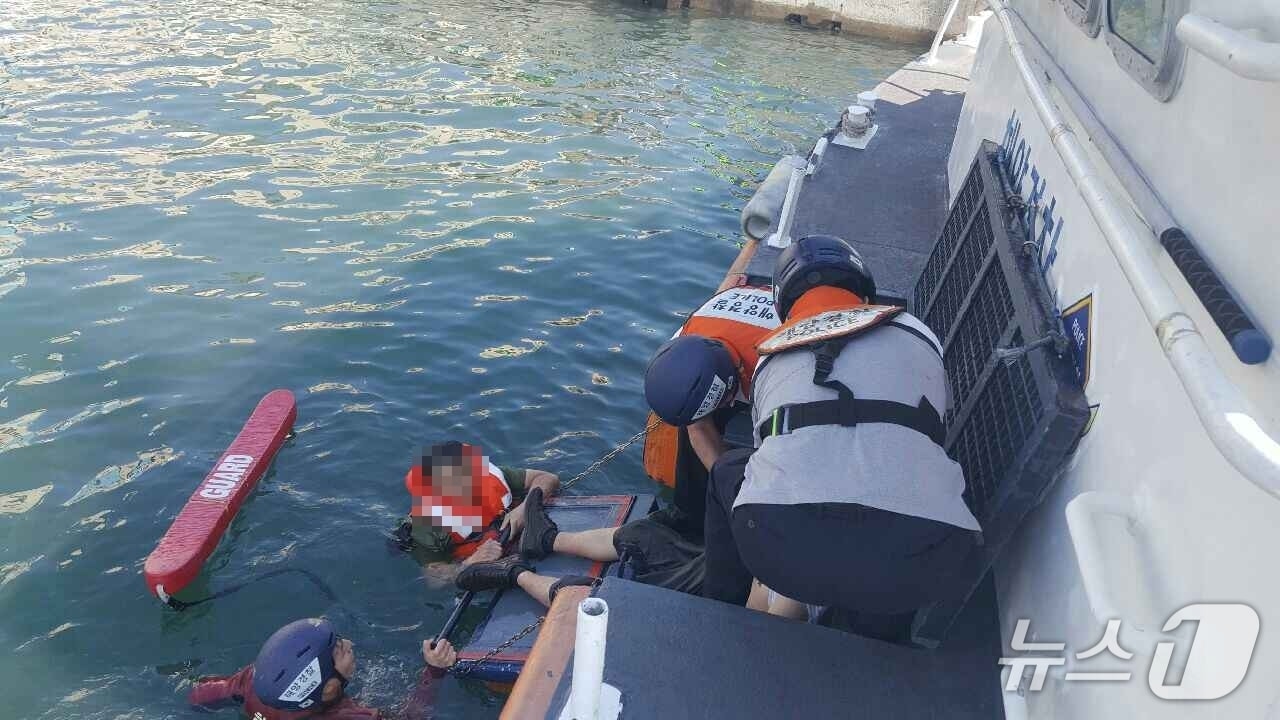 부산 남항 해상에 추락한 50대 남성을 해경이 구조하는 모습 (해경 제공. 재판매 및 DB금지)