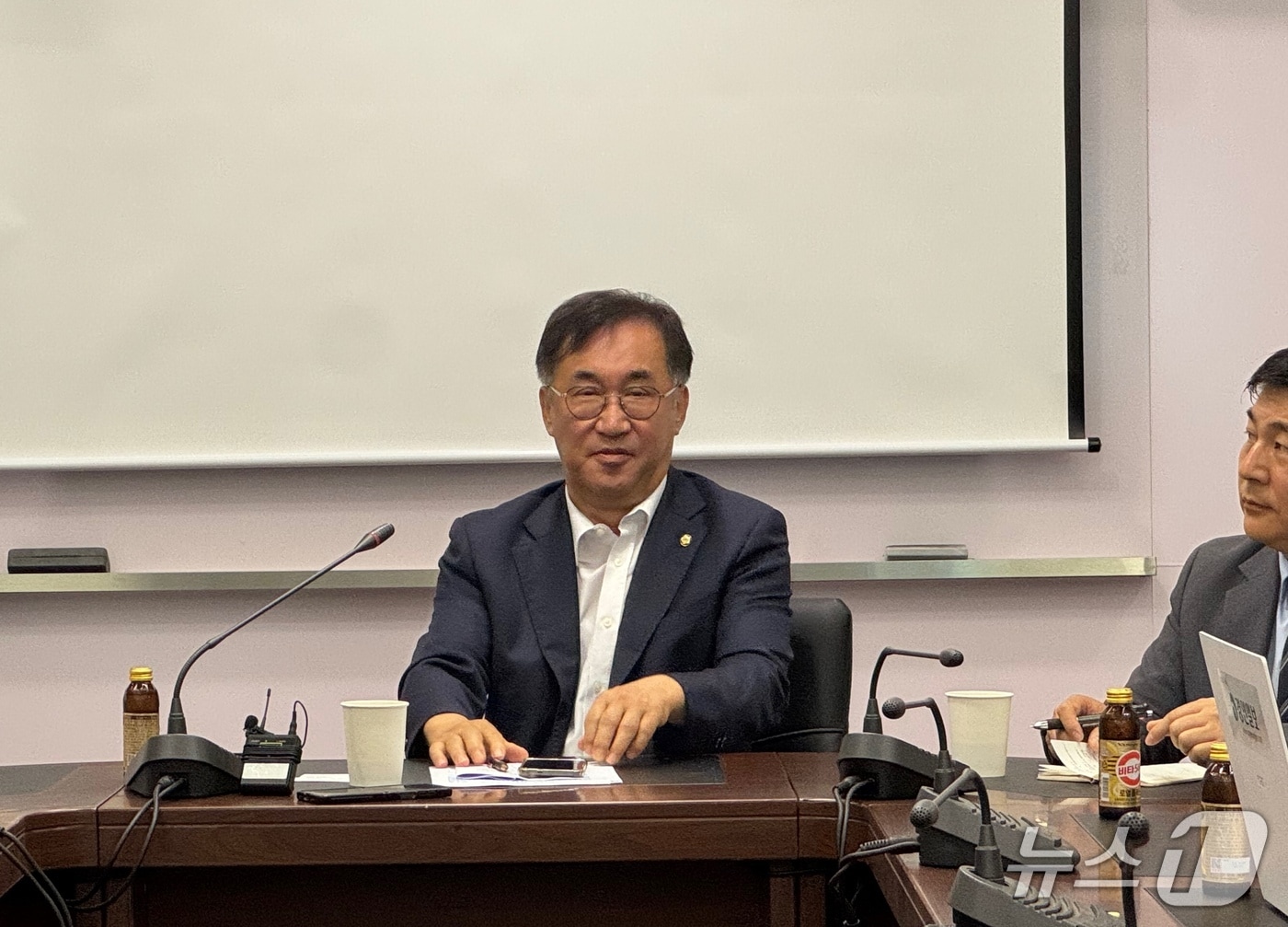 민선 9기 인천시장직 인수위원회 위원장을 맡은 맹성규 국회의원이 15일 인천경제자유구역청 회의실에서 발언하고 있다.2026.6.15/뉴스1