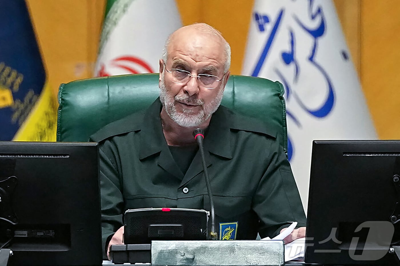 모하마드 바게르 갈리바프 이란 의회의장이 지난 2월 1일 이란 정예군 이슬람혁명수비대(IRGC)의 제복을 입은 채 회의를 주재하고 있다. (자료사진) 2026.2.1 ⓒ AFP=뉴스1