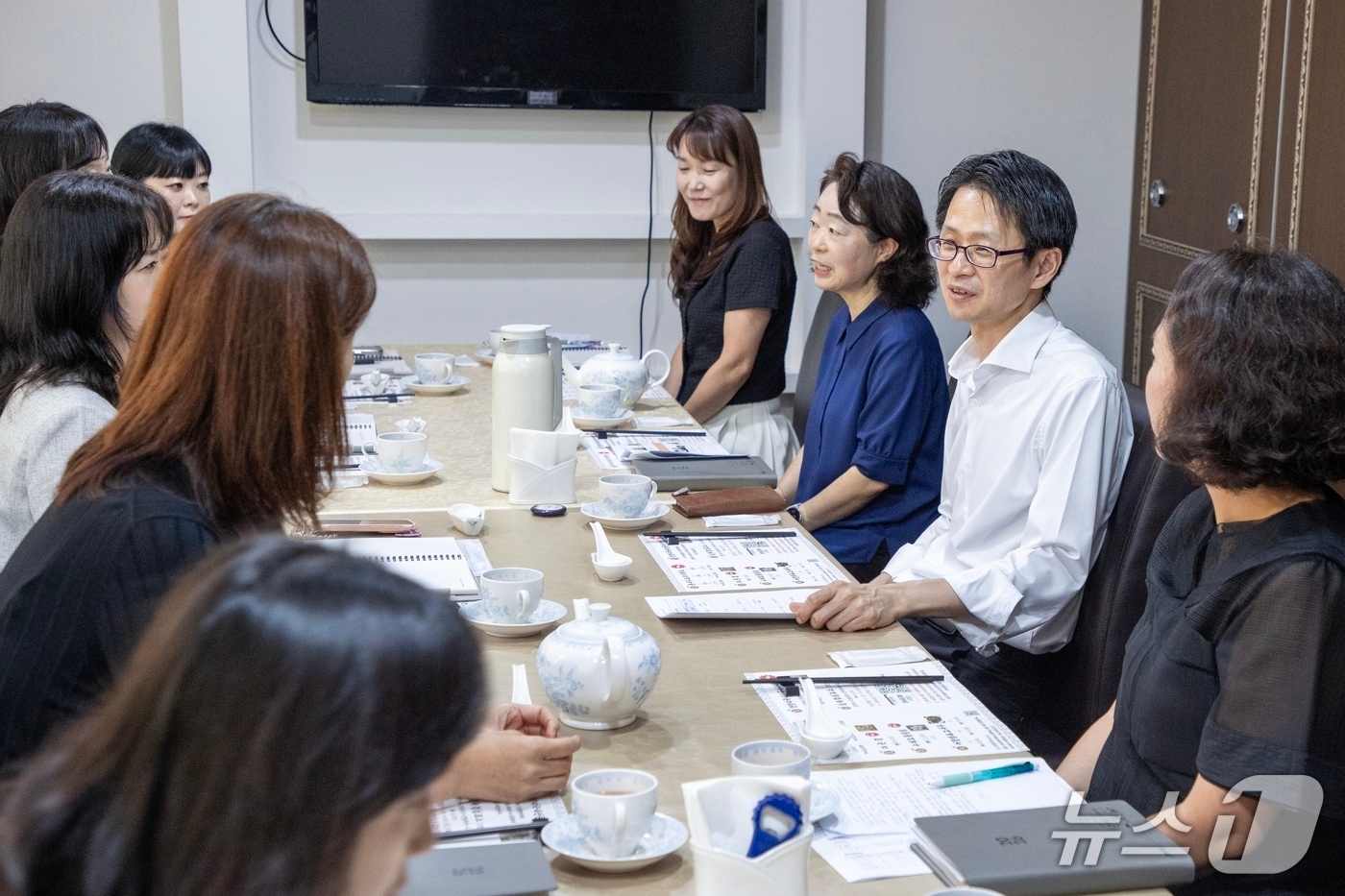 백승보 조달청장이 15일 '정부조달콜센터 현장소통 간담회'를 개최하여 실무 관리자들의 노고를 격려하고 현장의 애로사항을 청취하고 있다. (조달청 제공.재판매 및 DB금지)/뉴스1